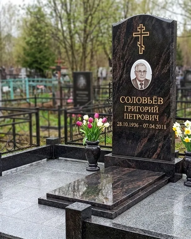Памятник под ключ с гранитным цоколем и вазой, осень в Уфе