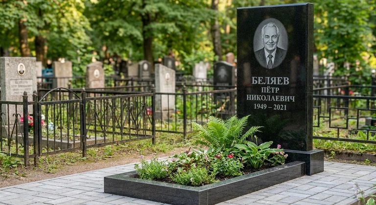 Памятник под ключ в Уфе — гранитная стела с цветником и благоустройством, установлен под ключ