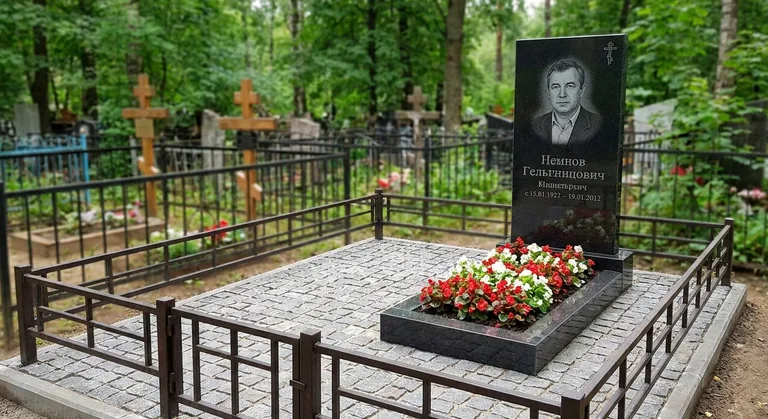 Памятник под ключ с цветником и благоустройством в Уфе