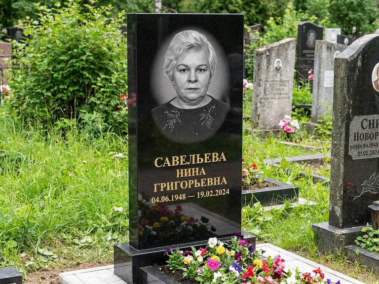 Портрет на памятнике в Уфе — Паспортное фото восстановили и награвировали на чёрной стеле