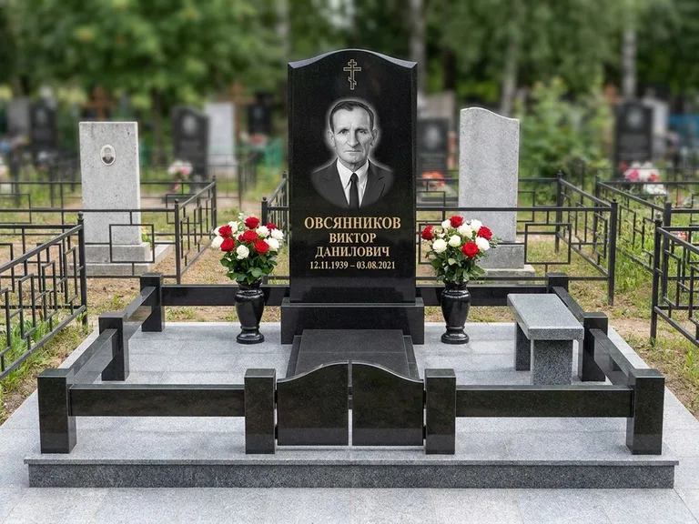 Портрет на памятнике в Уфе — Старый снимок → гравировка на премиум-комплексе с плиткой и оградой