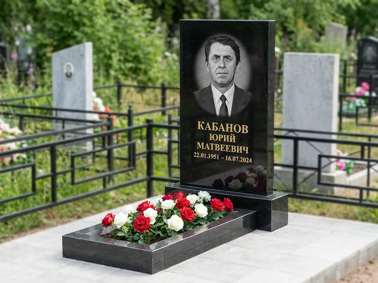 Портрет на памятнике в Уфе — Старый снимок → гравировка на вертикальной стеле