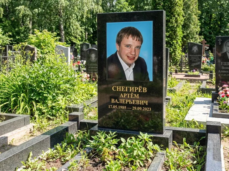 Портрет на памятнике в Уфе — Цветное фото → прямоугольная фотокерамика на чёрном граните