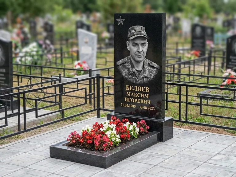 Портрет на памятнике в Уфе — Военное фото → цветная фотокерамика, гравированная звезда