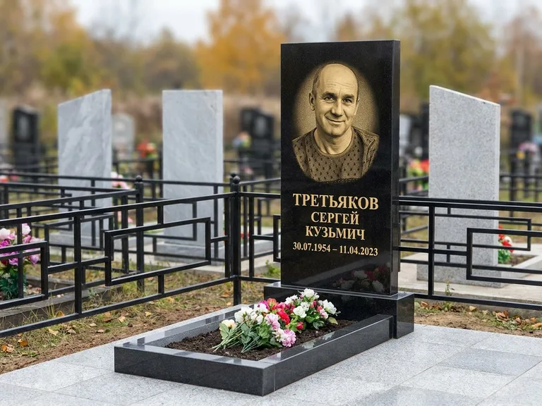 Портрет на памятнике в Уфе — Восстановленный портрет → гравировка на вертикальной стеле