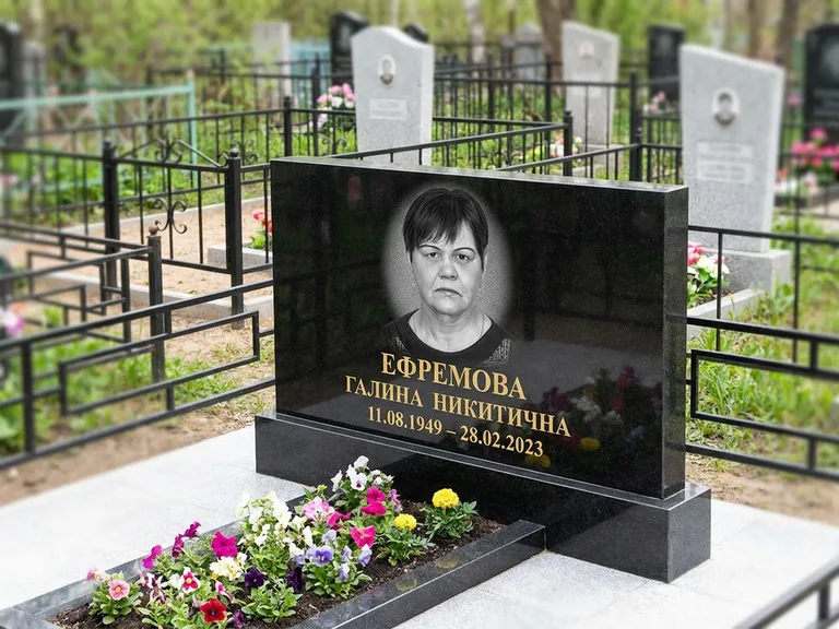 Портрет на памятнике в Уфе — Ч/б портрет → гравировка на горизонтальном памятнике