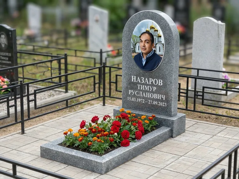 Портрет на памятнике в Уфе — Цветной портрет → фотокерамика-овал на сером граните, буквы белые