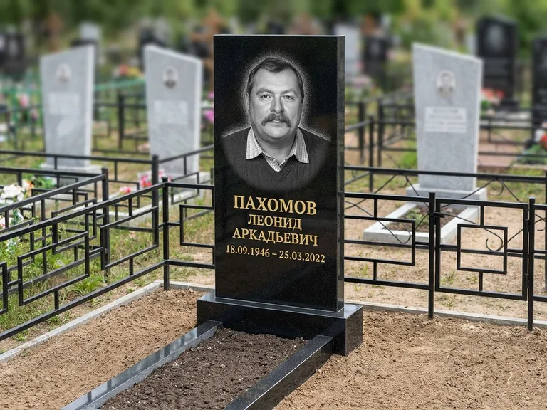 Портрет на памятнике в Уфе — Маленькое фото → гравировка на простом бюджетном памятнике