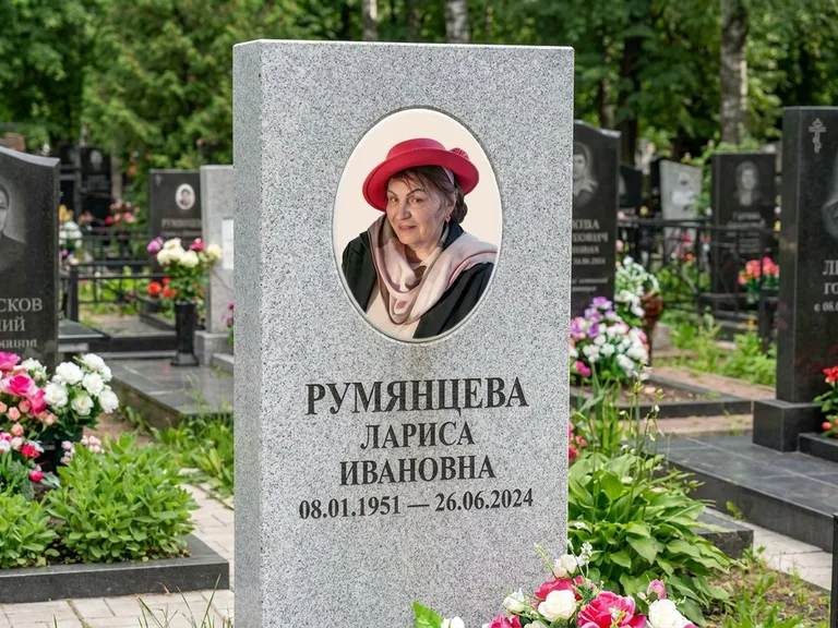 Портрет на памятнике в Уфе — Цветной портрет → овальная фотокерамика на светлом камне