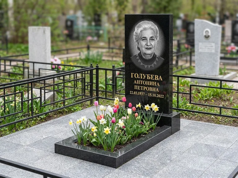 Портрет на памятнике в Уфе — Выцветший скан восстановили и награвировали на стеле