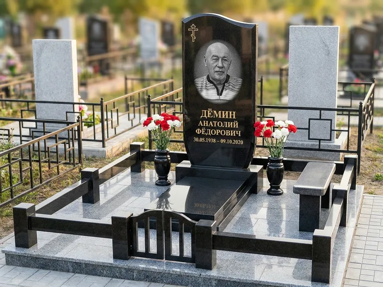 Портрет на памятнике в Уфе — Реставрация → гравировка на премиум-комплексе