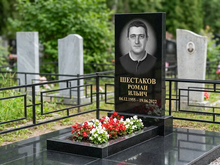 Портрет на памятнике в Уфе — Ч/б портрет → гравировка на стеле