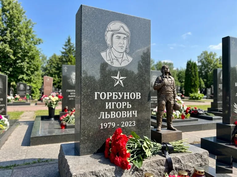 Гранитная фигура лётчика на памятнике военному со звездой в Уфе