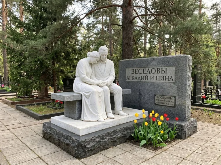 Мраморная скорбящая пара на эксклюзивном мемориале в Уфе