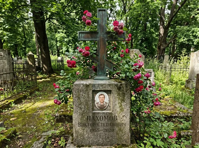 Бронзовый крест с розами на гранитной плите в Уфе