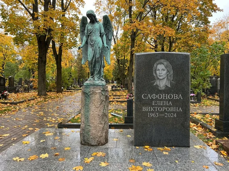 Бронзовый ангел на колонне рядом с памятником в Уфе