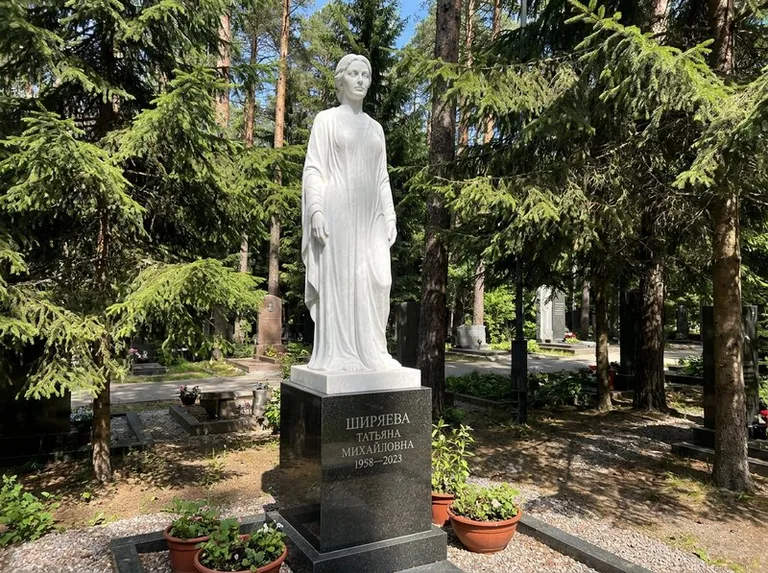 Ростовая женская фигура с портретным сходством на мемориале в Уфе