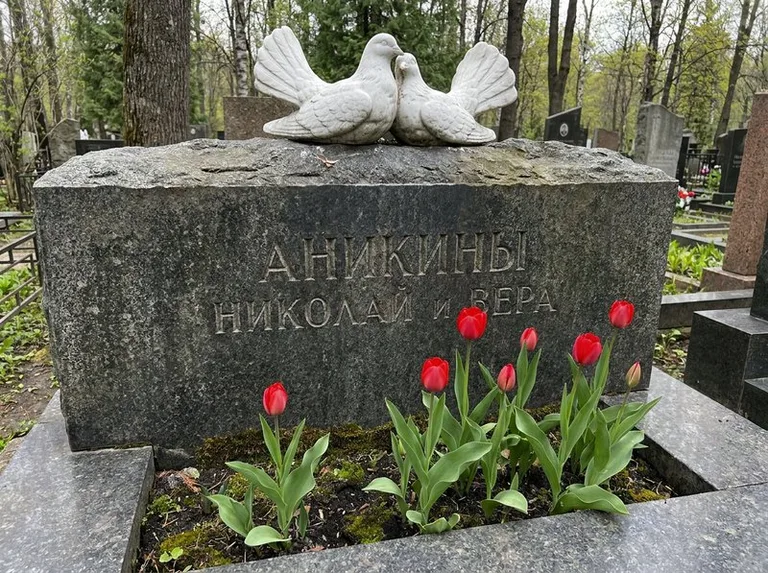 Пара голубей из литьевого мрамора на гранитной плите в Уфе
