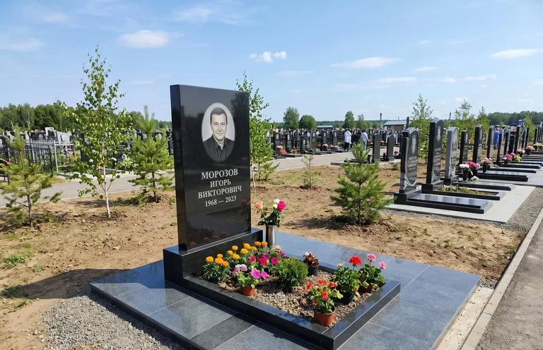 Уборка могилы со скамьёй до и после в Уфе