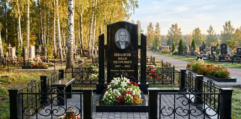 Мемориальный комплекс с цветником и оградой в Уфе
