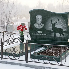 Гранитный памятник охотнику в форме арки с охотничьим трофеем