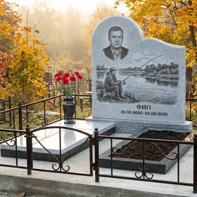 Гранитный памятник рыбаку с резным сердцем со щукой