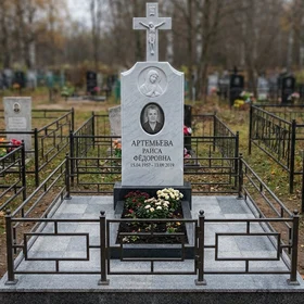 Католический памятник с латинским крестом из белого мрамора