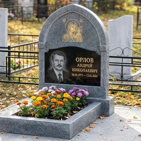 Гранитный памятник фигурной стелы с гравировкой берёзы