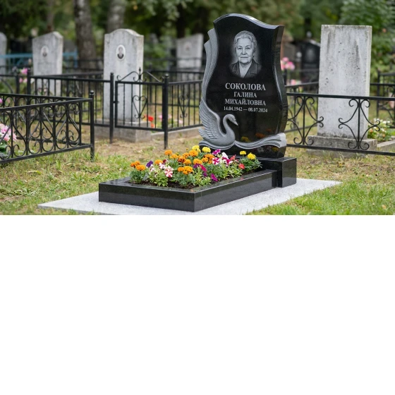 Памятник с парящим лебедем из габбро-диабаза