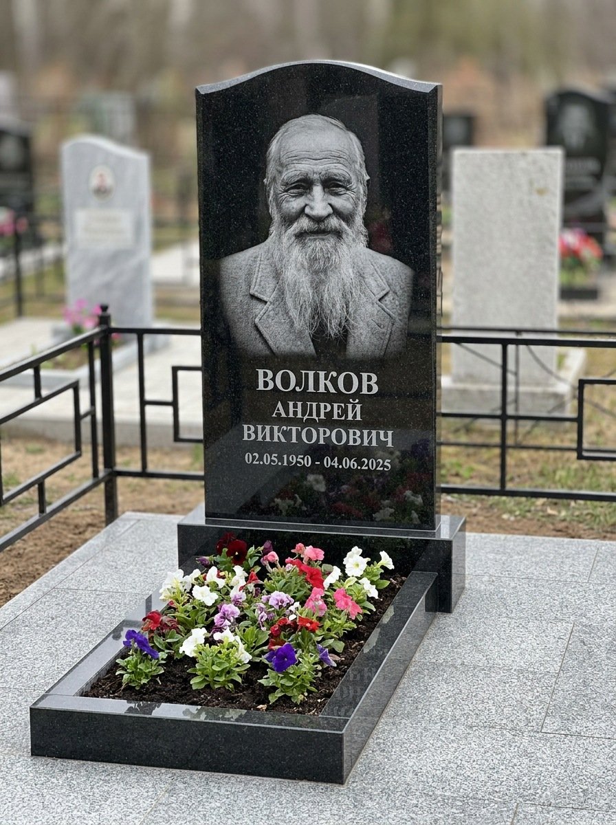 Портрет на памятнике в Уфе — Старый снимок восстановили, портрет по грудь — гравировка
